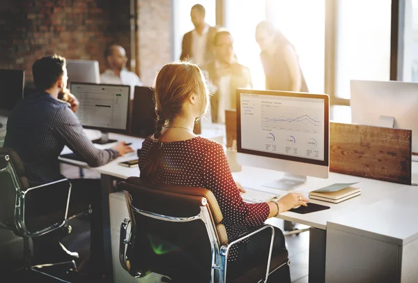 Gente de negocios trabajando en oficina —  Fotos de Stock