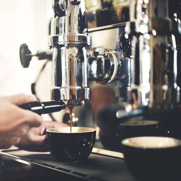 Barista bereitet Kaffee zu — Stockfoto