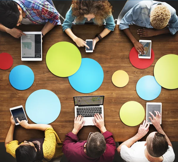 Diversity-Menschen mit digitalen Geräten — Stockfoto