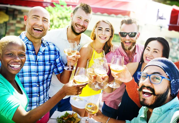 Diverses personnes au déjeuner Plein air Concept — Photo