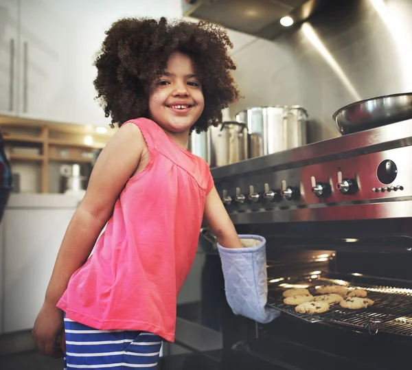 Meisje koken op keuken Concept — Stockfoto