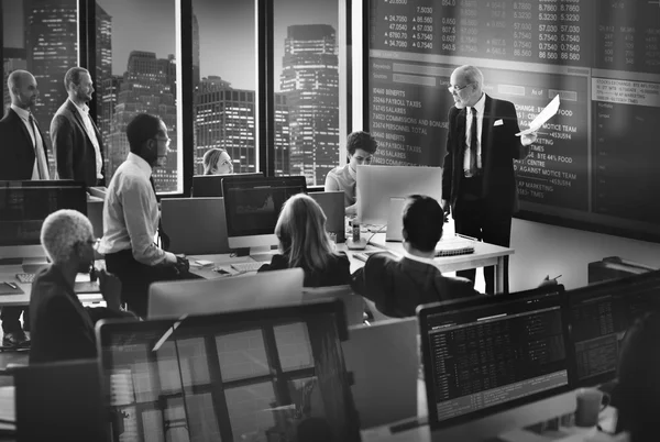 Les gens d'affaires travaillant dans le bureau — Photo