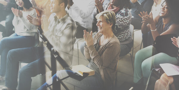 Разнообразие людей аплодируют
