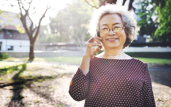 Donna anziana e concetto di Mobilità Chat — Foto Stock