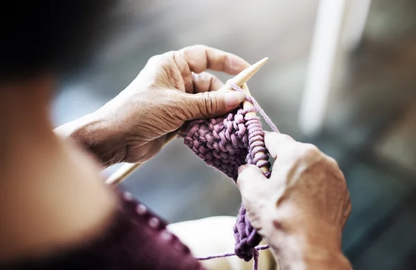 Mujer mayor y su Hobby, Concepto de punto —  Fotos de Stock