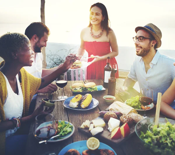 Célébration des amis sur la plage — Photo