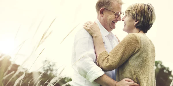 Hermosa pareja en el campo — Foto de Stock