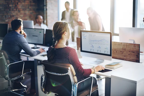 Uomini d'affari che lavorano in ufficio — Foto Stock