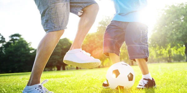 Padre giocare a calcio con il piccolo figlio — Foto Stock