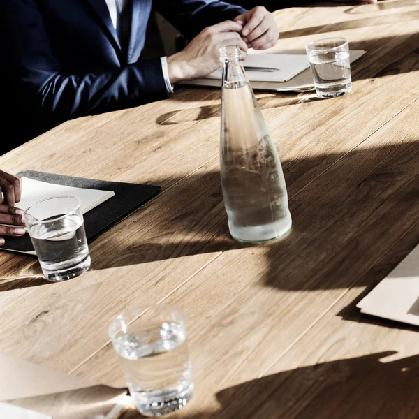 Geschäftsleute diskutieren — Stockfoto