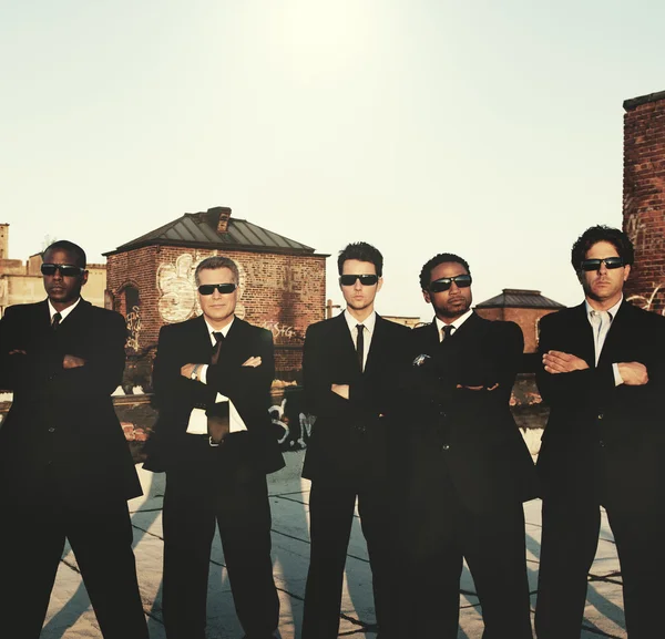 Equipe de negócios em ternos pretos — Fotografia de Stock