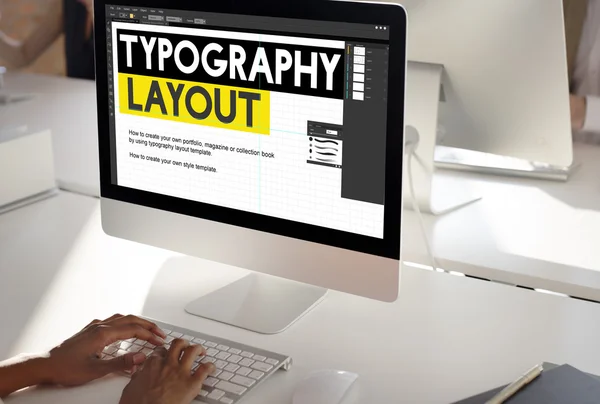 Computer mit Typografie-Layout auf dem Bildschirm — Stockfoto