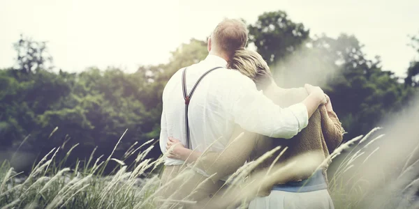 Paar Frau und Mann umarmen sich — Stockfoto