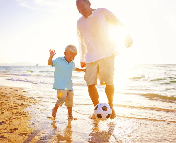 Far och son leker med bollen — Stockfoto