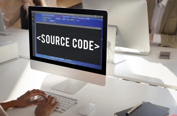 Ordinateur avec code source à l'écran — Photo