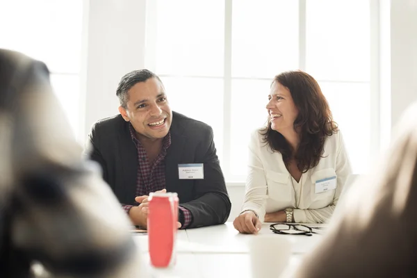 Diversidad de las personas en reunión — Foto de Stock