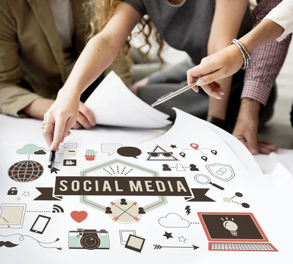 Designer che lavorano con poster e social media — Foto Stock