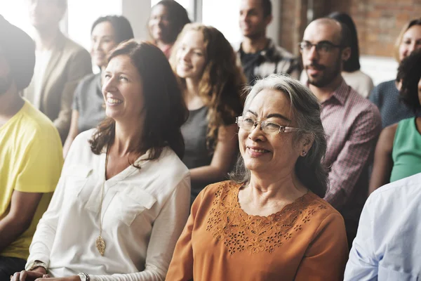 Diversidad de las personas en reunión —  Fotos de Stock