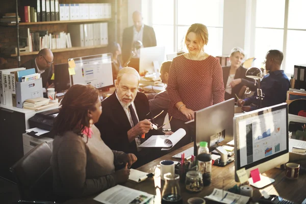 Kollegen aus der Wirtschaft diskutieren — Stockfoto