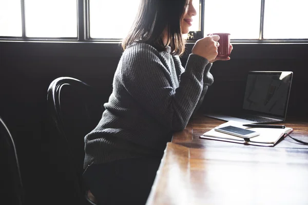 Asiatische Dame genießen Tasse Kaffee — Stockfoto