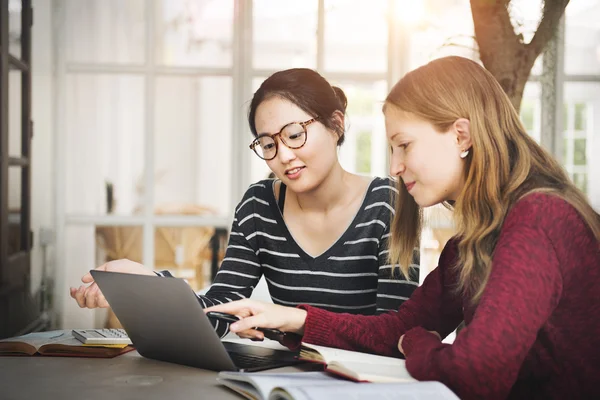 Gespräch auf College-Campus — Stockfoto