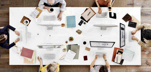 Equipe de negócios trabalhando em computadores — Fotografia de Stock