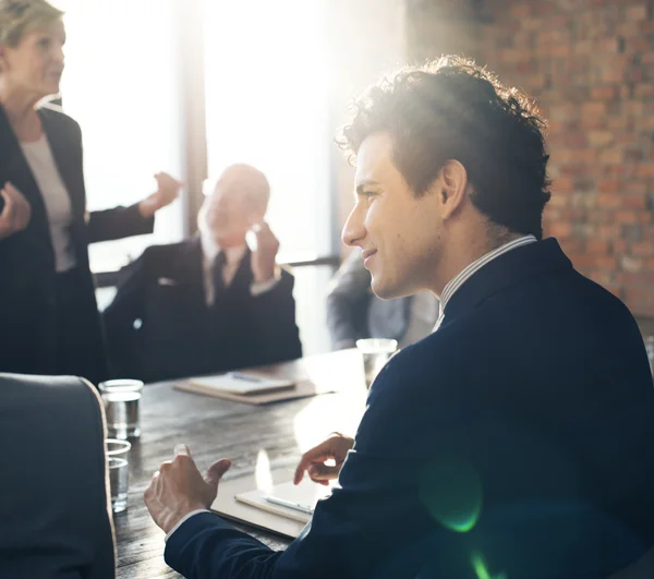 Mensen uit het bedrijfsleven bespreken — Stockfoto