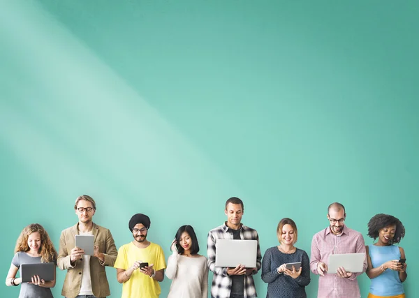 Vielfältigkeit Menschen steht nahe Mauer — Stockfoto