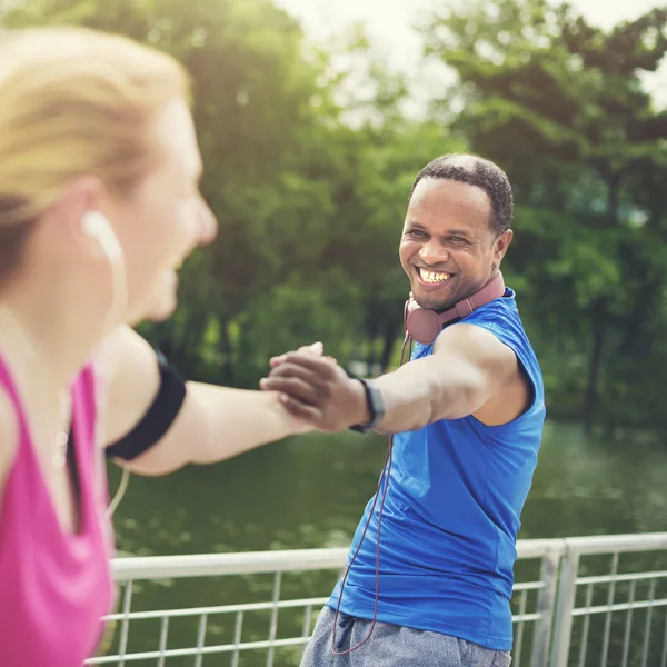 Paar übt im Freien — Stockfoto