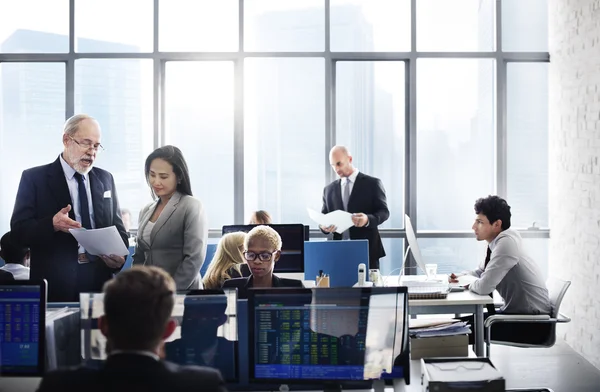 Geschäftsleute im Büro — Stockfoto