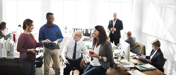 Kollegen aus der Wirtschaft diskutieren — Stockfoto