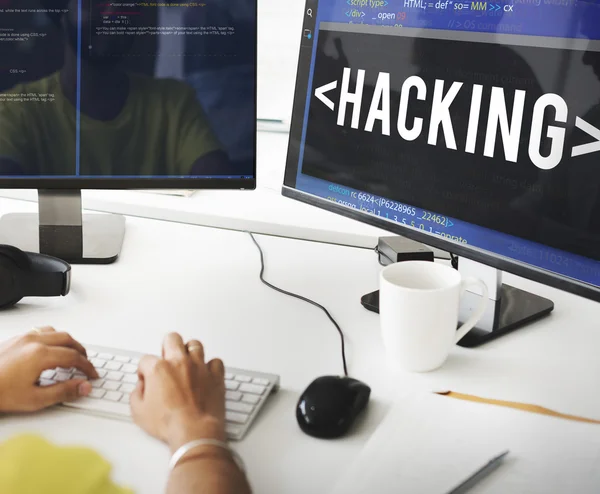 Computer met hacken op monitor — Stockfoto