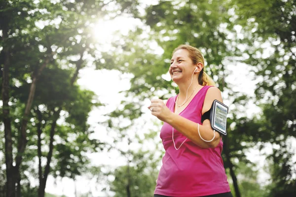 Athlete Exercises in Park — Stock Photo, Image