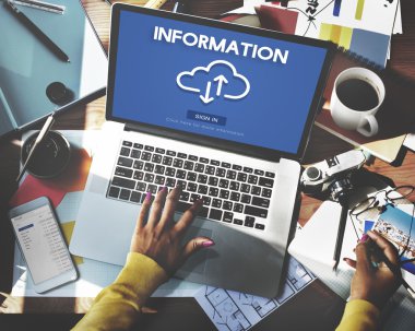 ekrandaki bilgileri ile dizüstü bilgisayar