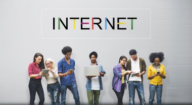 Dijital cihazlar, kullanan öğrenciler internet'te sörf