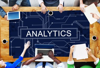 Analitik işaret eden iş adamları 