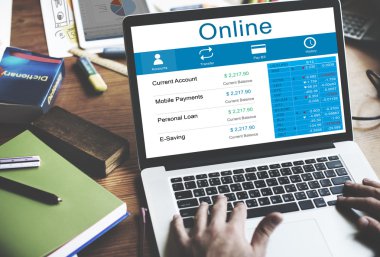  Onun iş yerinde dizüstü bilgisayar kullanan adam işlem çalışma 