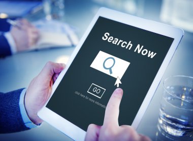 Tablet kullanan adam 