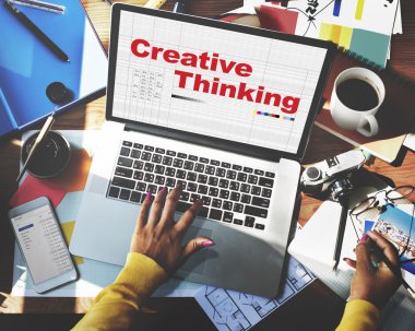 dizüstü ekran üzerinde yaratıcı