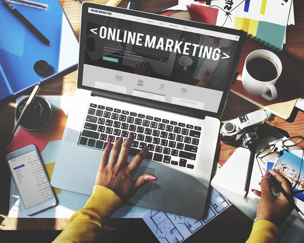 Tekst na ekranie: Online Marketing — Zdjęcie stockowe