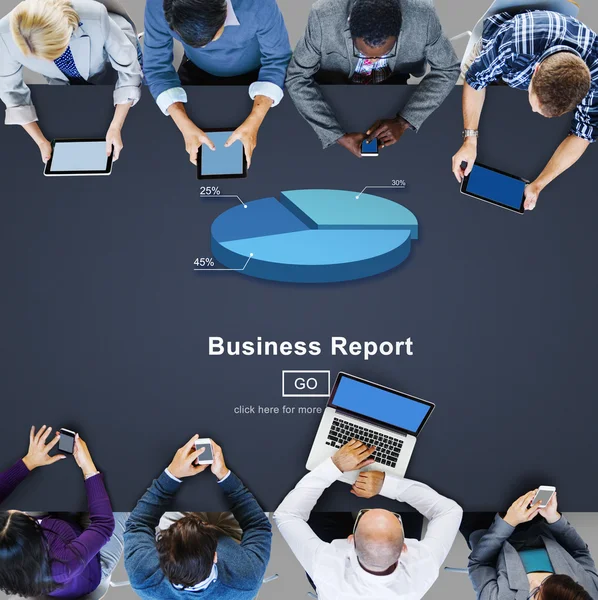 Personer som använder enheter och Business Report — Stockfoto