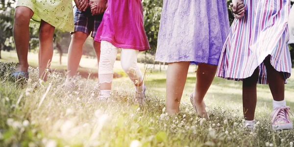 Kinder spielen im Freien — Stockfoto