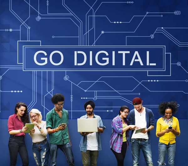 Studenter som bruker digitale innretninger, surfer på Internett – stockfoto