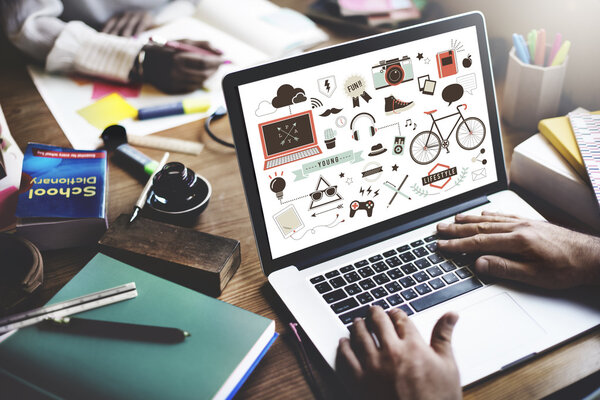 ноутбук с онлайн-коммуникацией на мониторе
