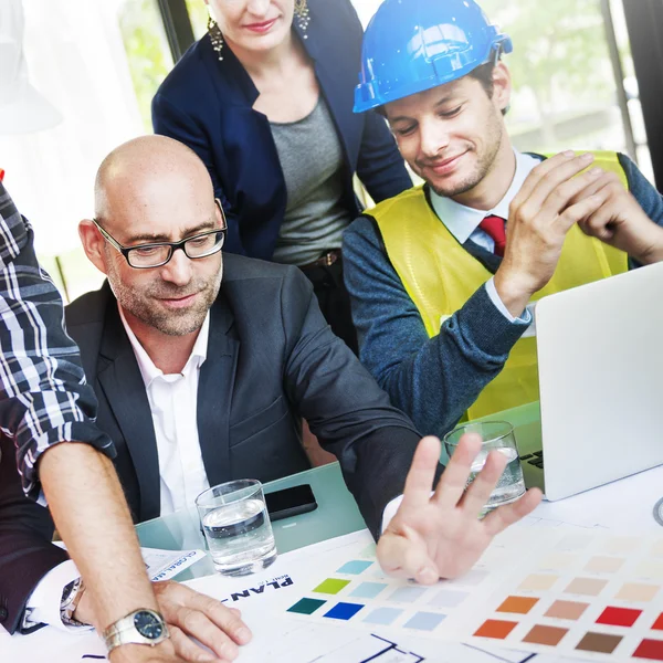 Architetti e progettisti che lavorano — Foto Stock