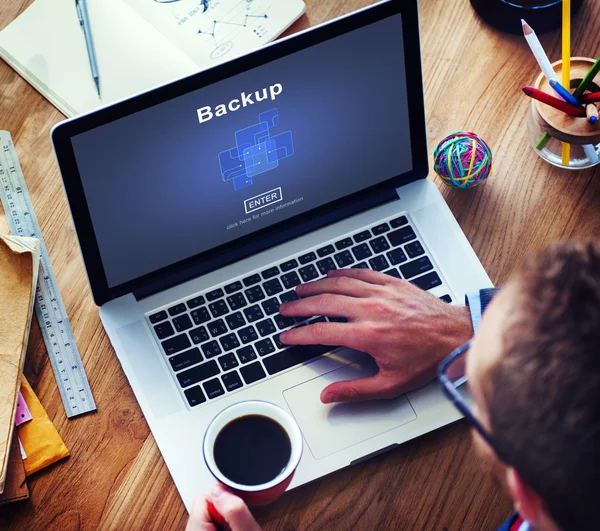 Homem usando laptop e conceito de backup — Fotografia de Stock