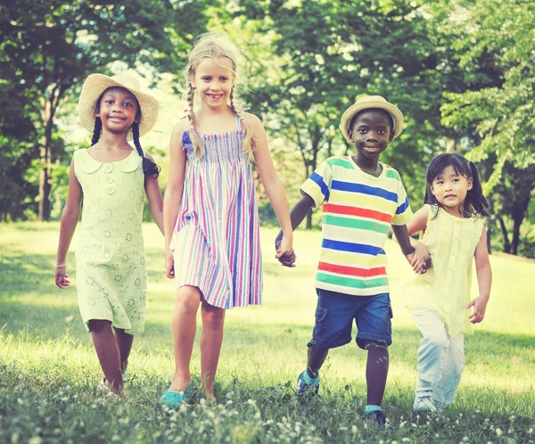 Çok ırklı çocuklar açık havada — Stok fotoğraf