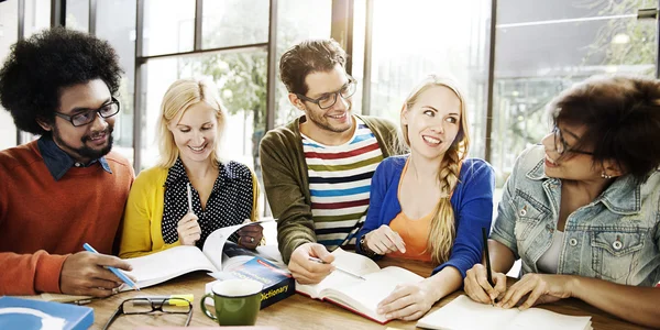 Mensen samen studeren — Stockfoto