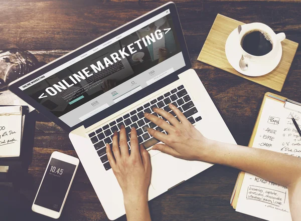 Laptop com texto na tela: Marketing Online — Fotografia de Stock