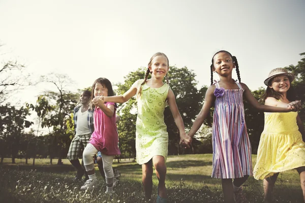 Niños jugando al aire libre — Foto de Stock